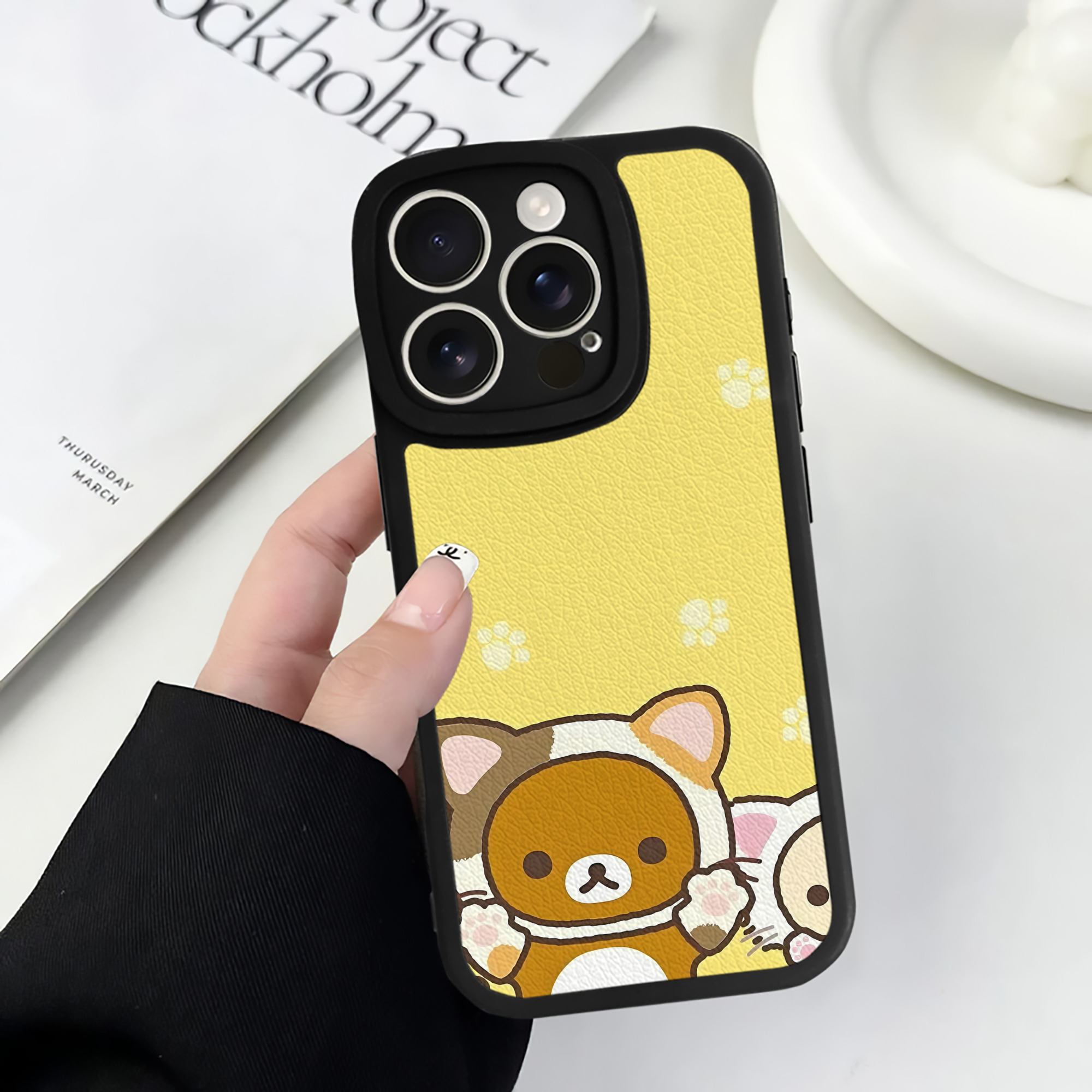 （画像用） リラックマ リラックマ キイロイトリ Rilakkuma Korilakkuma Kiiroitori 【iPhone 16シリーズ対応】シリコンスマホケース（レザー調） 材質：シリコン